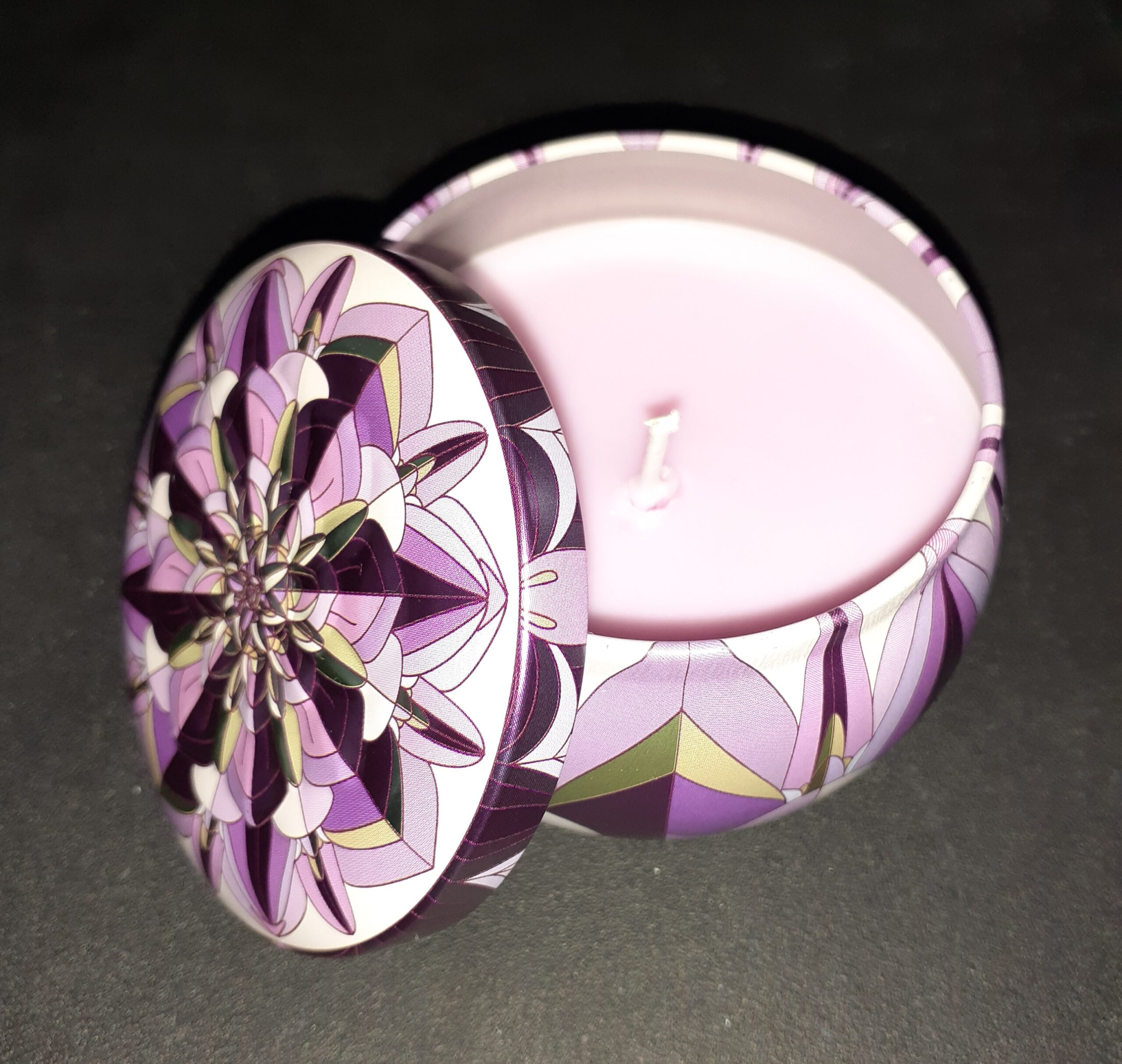 Lavender scented candle – Essence Of Wonders